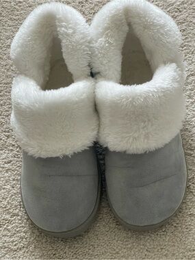 Cozy Women's Faux Fur Lined Slippers - Light Gray/White